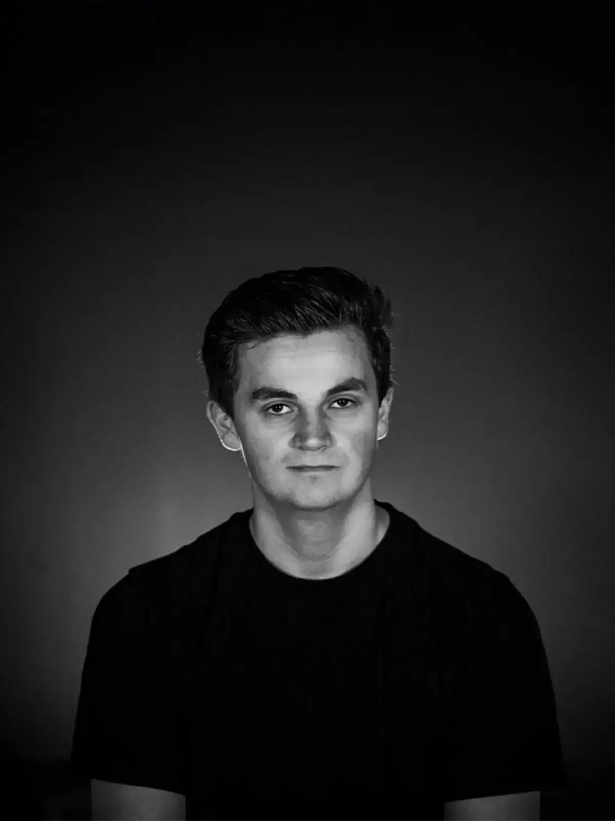 Portret van Bas Otten, ontwerper en webdeveloper in Heerlen